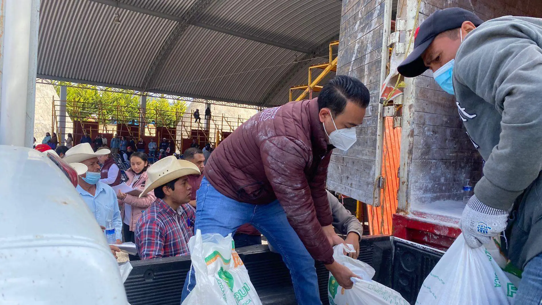 Realiza Armando Ruiz la segunda entrega de fertilizante en Libres